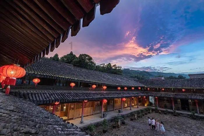 “很心酸！”湖北家长吐槽学校发的被子内破破烂烂，教育局：如属实可联系学校退钱