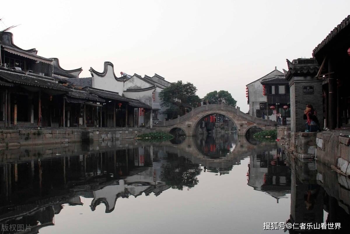 发现精彩,尽在歌词父亲那红红的炉火温暖着一家人是哪首歌曲里面的?红迪网